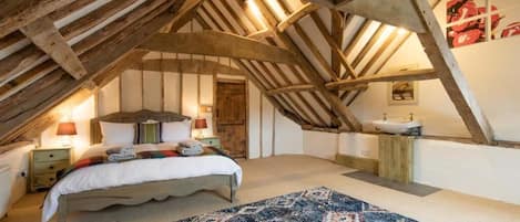 5 bedrooms, iron/ironing board, WiFi, bed sheets