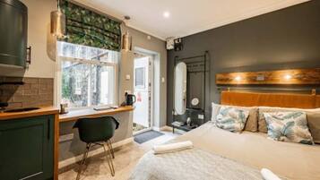 Desk, iron/ironing board, WiFi, bed sheets