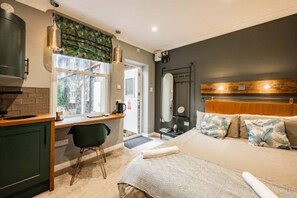 Bureau, fer et planche à repasser, Wi-Fi, draps fournis