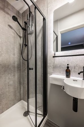 Douche, serviettes fournies