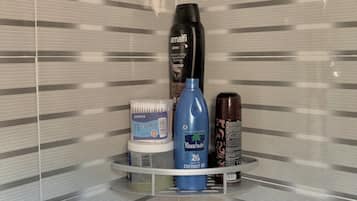 Toallas, jabón y papel higiénico