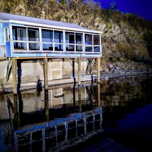 Exterior - Sublime Sunsets--Charming Cottage with No Bad Views (King Ferry)