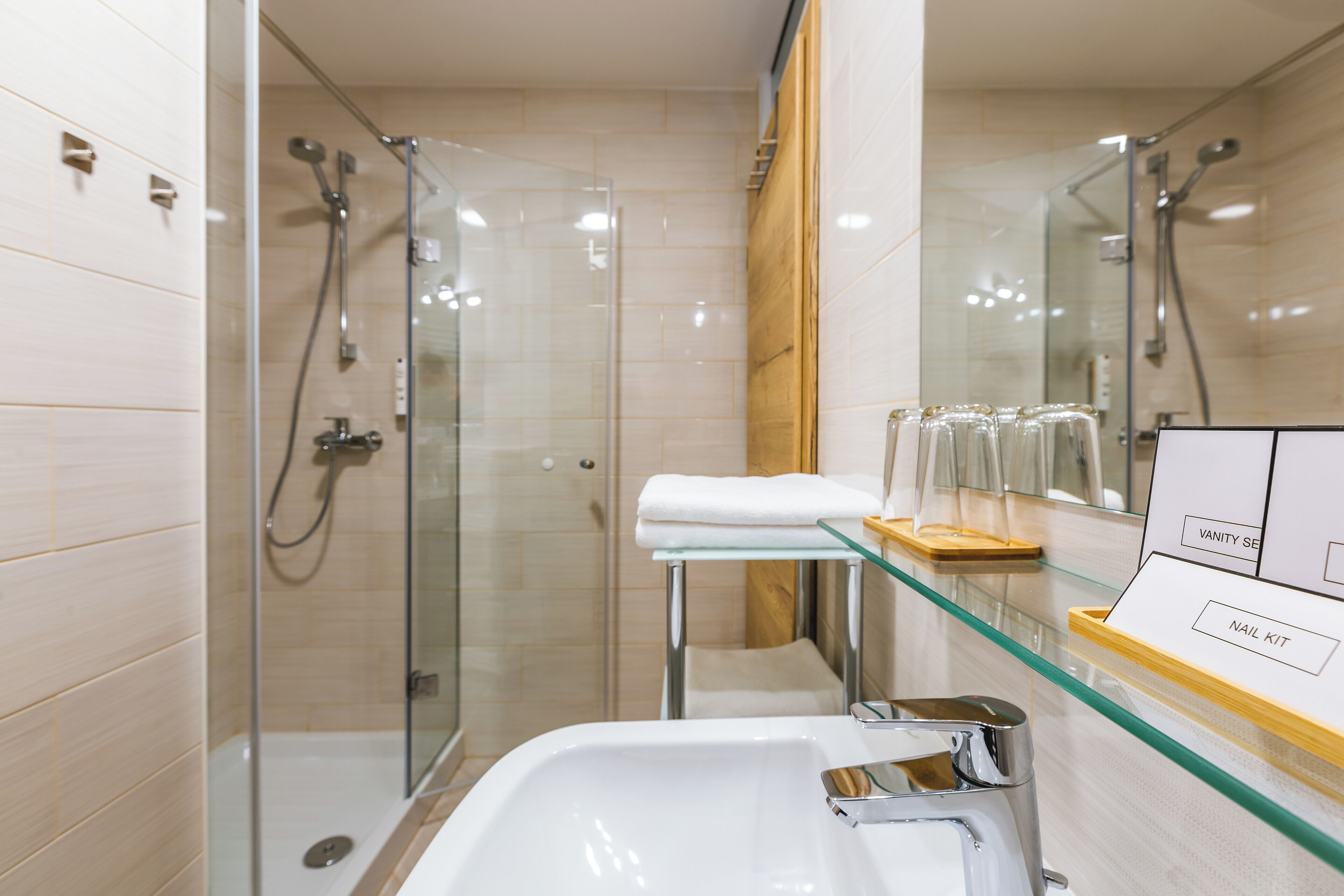 Klassiek appartement | Badkamer | Een douche, gratis toiletartikelen, een haardroger, pantoffels