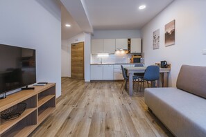 Departamento clásico | Área de sala de estar | Televisión LED de 43 pulgadas con canales por cable