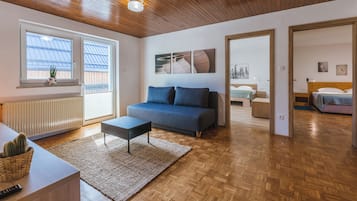 Appartement Confort, balcon | Salle de séjour | Télévision LED de 43 pouces avec chaßnes par cùble