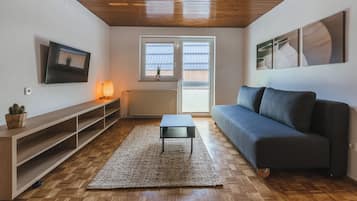 Appartement Confort, balcon | Salle de séjour | Télévision LED de 43 pouces avec chaßnes par cùble