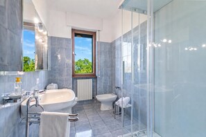 家庭別墅, 4 間臥室, 露台, 山旁 (Casa Antonia: Lake Maggiore Villa) | 浴室