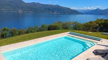 Villa familiare, 4 camere da letto, balcone, lato montagna (Casa Antonia: Lake Maggiore Villa) | Piscina | Piscina stagionale all'aperto