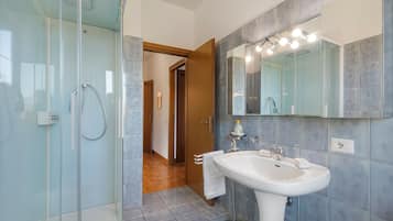Villa Familiale, 4 chambres, balcon, côté montagne (Casa Antonia: Lake Maggiore Villa) | Salle de bain