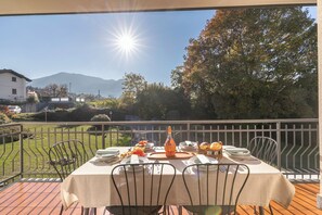 Villa familiar, varias habitaciones, junto a la montaña (Casa Antonia) | Restaurante al aire libre