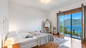 Villa familiare, 4 camere da letto, balcone, lato montagna (Casa Antonia: Lake Maggiore Villa) | 4 camere