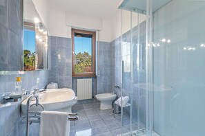 Family Villa, Multiple Bedrooms, Mountainside (Casa Antonia) | Bathroom | Combined shower/bathtub, bidet, towels, soap - Casa Antonia (Porto Valtravaglia)