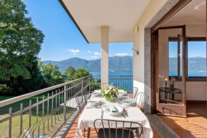 家庭別墅, 4 間臥室, 露台, 山旁 (Casa Antonia: Lake Maggiore Villa) | 室外用餐