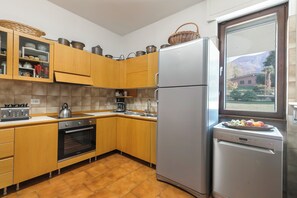 Family Villa, Multiple Bedrooms, Mountainside (Casa Antonia) | Private kitchen | Fridge, microwave, oven, stovetop - Casa Antonia (Porto Valtravaglia)