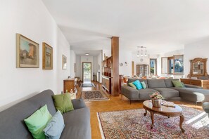 Villa familiar, varias habitaciones, junto a la montaña (Casa Antonia) | Área de sala de estar | Televisión de pantalla plana 