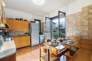 Family Villa, Multiple Bedrooms, Mountainside (Casa Antonia) | Dapur peribadi | Peti sejuk, ketuhar gelombang mikro, ketuhar, dapur 