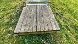 A wooden deck leading to a playground with swings and a slide. - Durham, 3-beds, Sleeps 5 - Close to Uni & Centre (Durham)