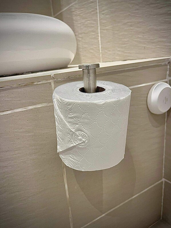 Kylpyhuoneen seinälle asennettu WC-paperirulla.
