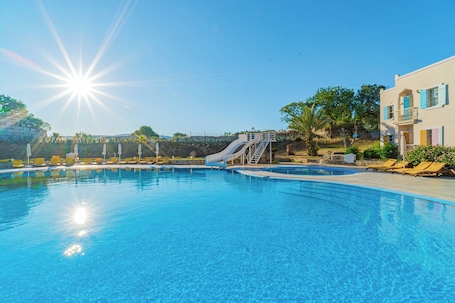 Una piscina al aire libre de temporada