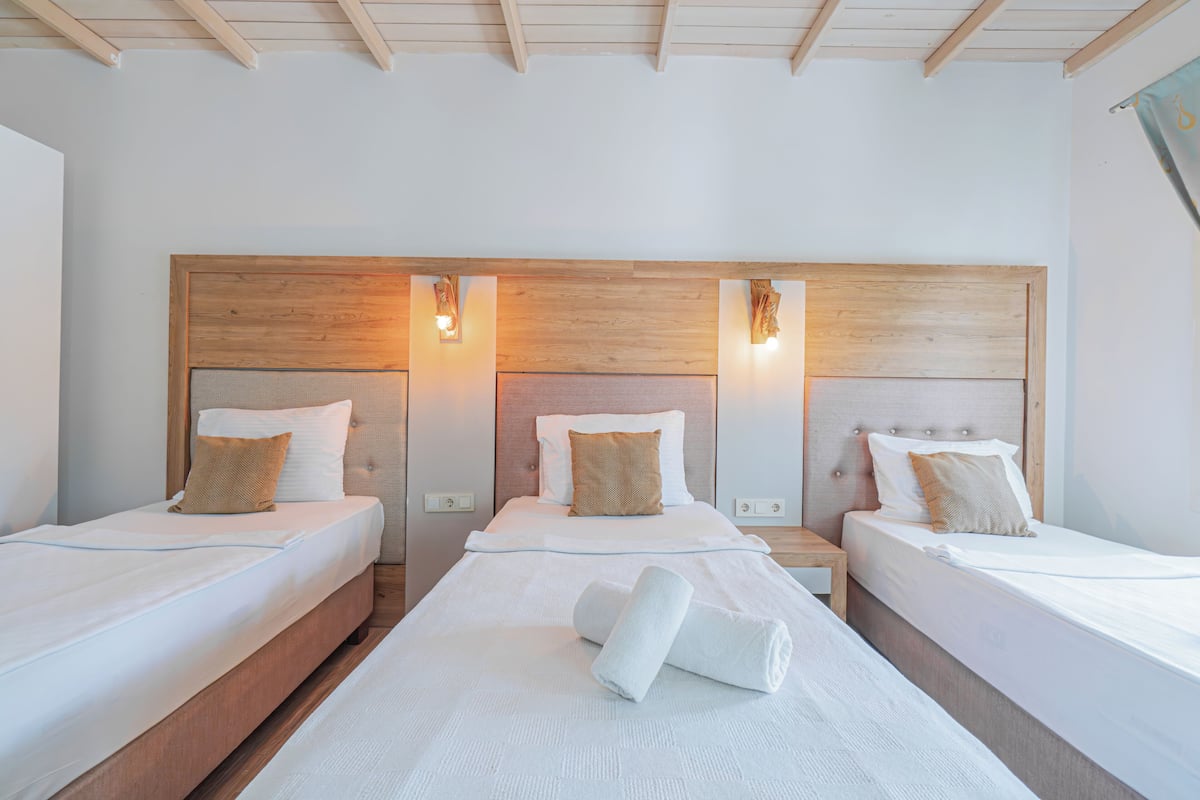 Superior Room, 3 Twin Beds, Balcony, Garden View | Minibar, soundproofing, free cribs/infant beds, free WiFi