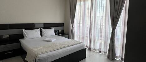 3 habitaciones, tabla de planchar con plancha, wifi y ropa de cama