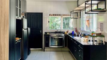 Refrigerador, horno, parrilla de estufa y utensilios de cocina