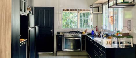 ثلاجة، فرن، موقد طهي مسطح، مستلزمات طهي/أطباق/أوعية