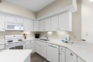 Deluxe Condo, 3 Bedrooms, Non Smoking, Beach View | Private kitchen | Fridge, microwave, oven, stovetop - Windward Pointe 1506 (Orange Beach)
