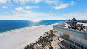 Un hotel frente a la playa con piscina, acceso a la playa y vistas al océano.