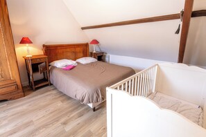 2 bedrooms, desk, iron/ironing board, WiFi