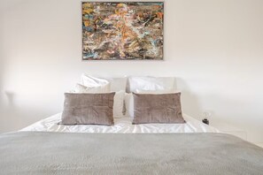 2 bedrooms, in-room safe, desk, iron/ironing board