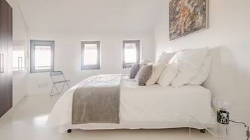 2 bedrooms, in-room safe, desk, iron/ironing board