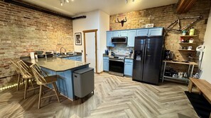 Kylskåp, mikrovågsugn, ugn och spishäll