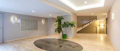 المنشأة من الداخل