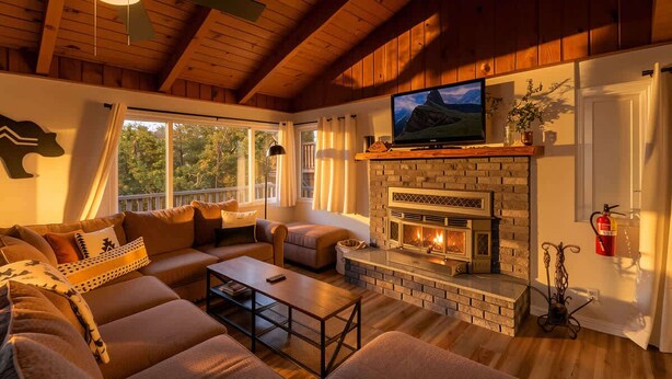 Una sala de estar acogedora con chimenea, televisor y sofá.
