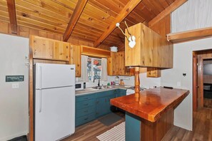 Jääkaappi, uuni, liesi, kahvin-/teenkeitin