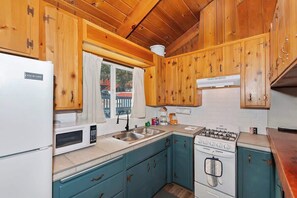 Fridge, oven, stovetop, coffee/tea maker