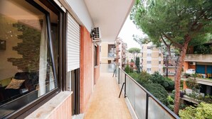 A narrow balcony with a view of neighboring buildings and trees. - Rhome Suite Vatican APTS (ROMA)