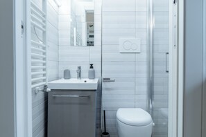 Haartrockner, Handtücher, Seife, Toilettenpapier