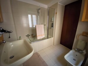 Dusche, Haartrockner, Bidet, Handtücher