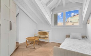 3 habitaciones, tabla de planchar con plancha, wifi y ropa de cama