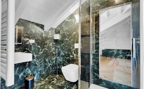 Secadora de cabello, bidet, toallas, jabón