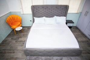 Apartamento luxo, sacada, vista para a cidade | 2 quartos, cofres nos quartos, escrivaninha