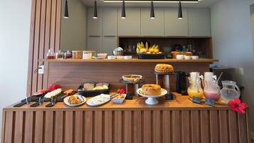 Café da manhã continental grátis todos os dias