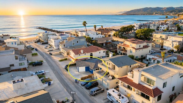 Une zone résidentielle côtière comprenant des maisons, une route et une plage.