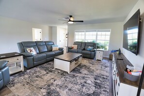 Living area - Venice Vacay! Pet-friendly pool home in Venice FL! (Venice)