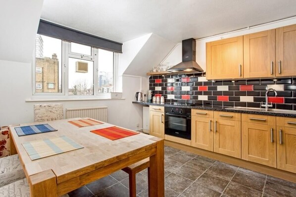 Een microgolfoven, een oven, een kookplaat