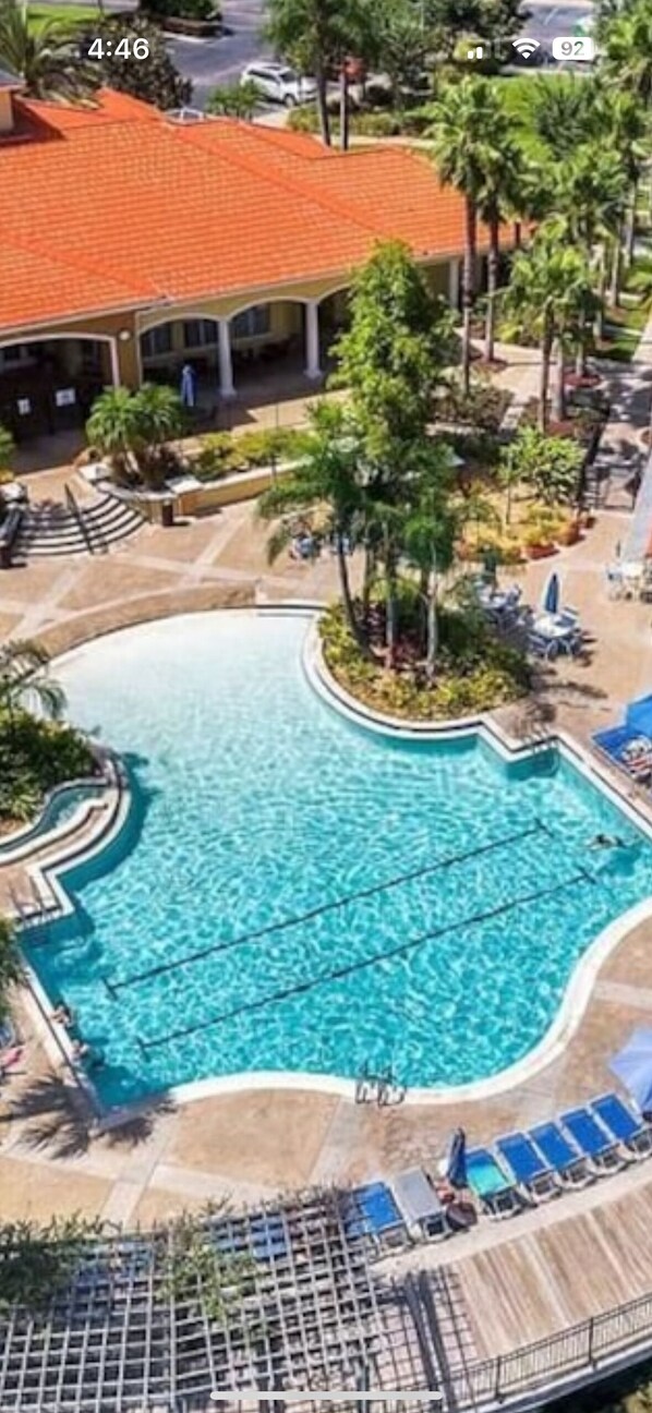 Utomhuspool och uppvärmd pool