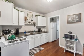 Refrigerador, microondas, horno y parrilla de estufa 