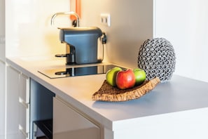 Comfort Studio | Private kitchen | Mini-fridge, microwave, stovetop, electric kettle - Bandeiras (Porto)